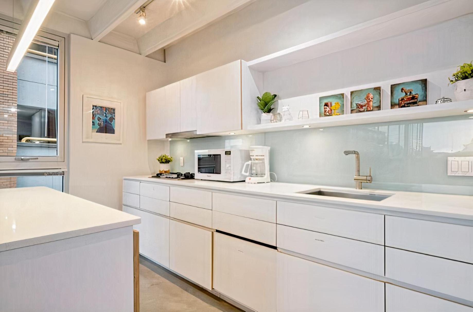 Modern, Bright & Central 1-Bed Downtown Apt Close To Rogers Arena Vancouver Exterior photo